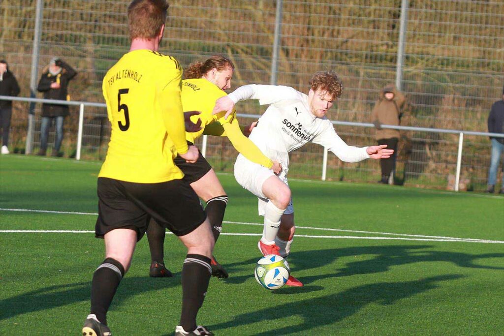 Gleich gibt es Elfmeter. Leewe Erfmann (TSV Alzenholz) zerrt vorher und hält Rune Möller (TSV Kronshagen) vom Torschuss ab. © 2023 Ismail Yesilyurt