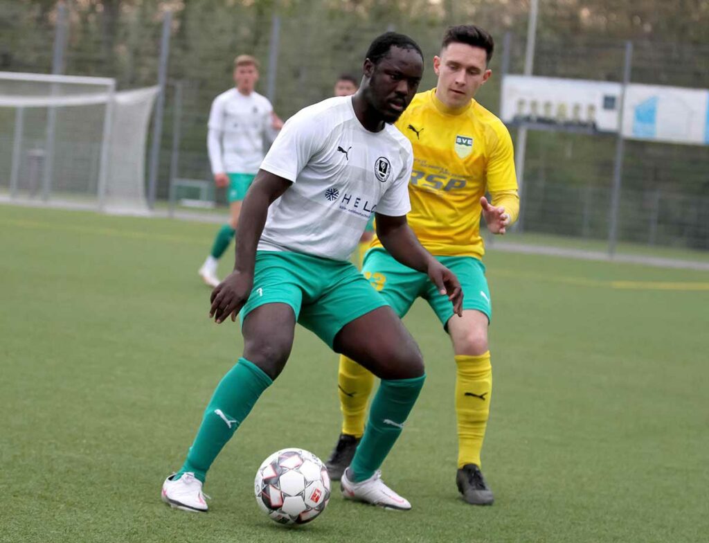 Moshood Adesanya erhöhte als Doppeltorschütze sein Saisonkonto auf 14 Treffer. Hinten Tim Markwardt (SVE Comet Kiel).© Ismail Yesilyurt