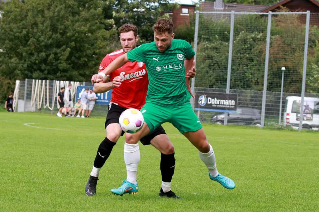 Zwei Topspieler im Duell - Klausdorfs Stürmer Florian Kuklinski gegen Maximilian von Randow (Rot-Schwarz Kiel). © 2023 Ismail Yesilyurt
