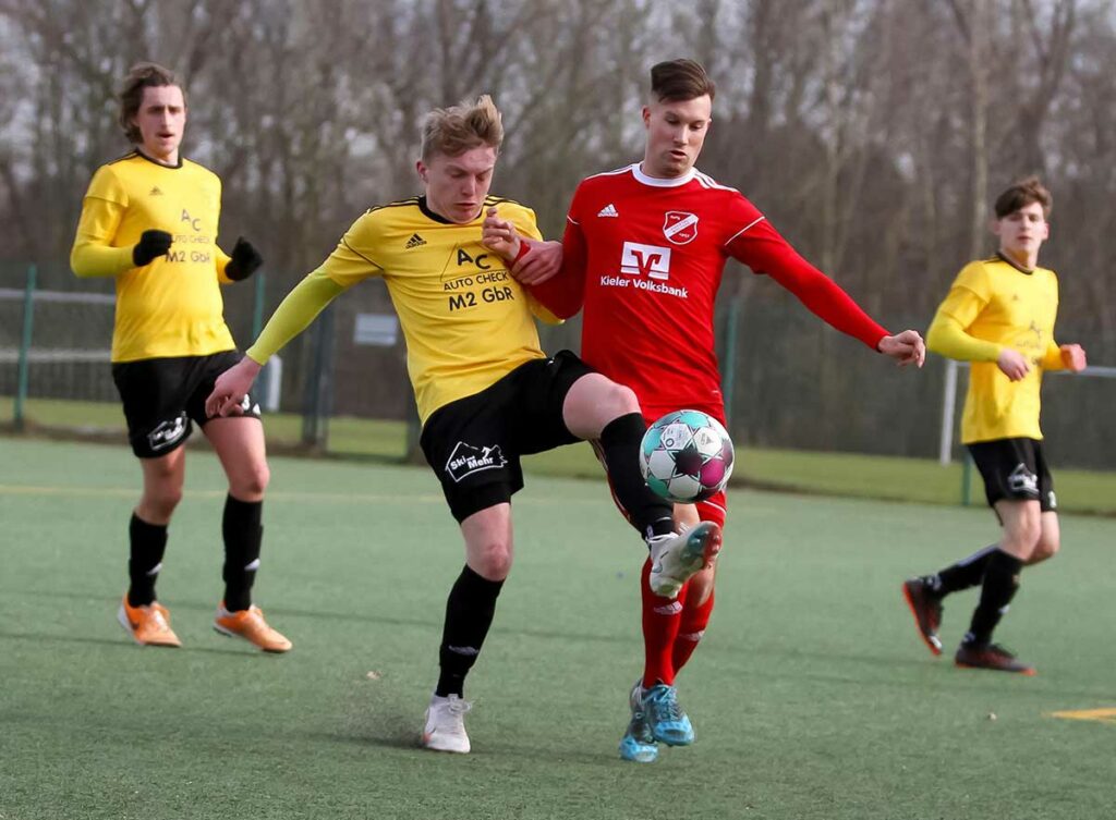 Marvin Blümke, hier im Testspiel gegen Lars Dettenkofer (TSV Altenholz) erzielte das Golden Goal. © Ismail Yesilyurt