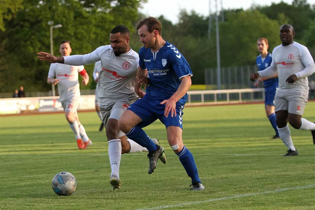 Chikere Popiol gehörte zu den besten Kickern auf dem Platz. Hier stoppt der Verteidiger Jens Henningsen (TSV Plön)© Ismail Yesilyurt
