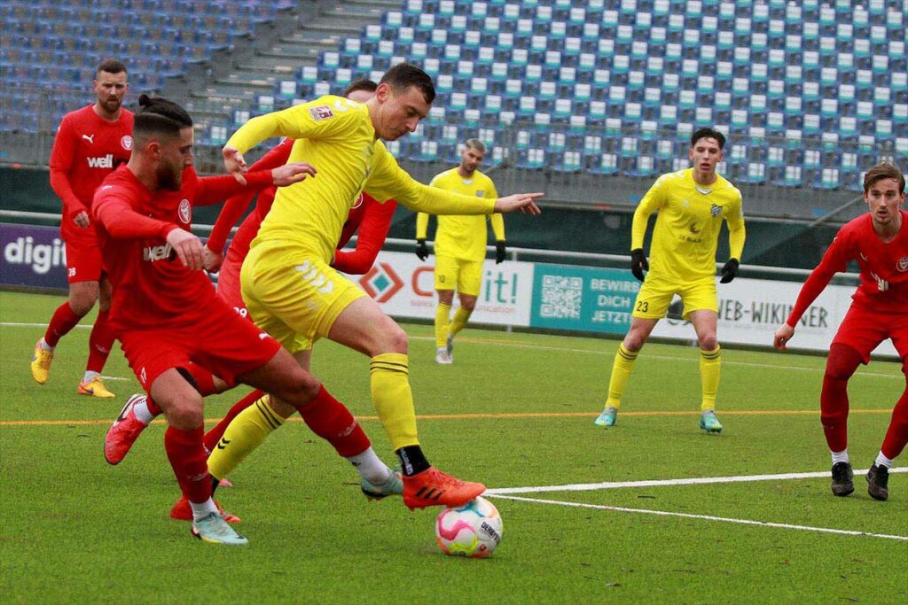 Maik Lukowicz (am Ball gegen Berat Ayyildiz), beim 4:0-Testspielerfolg bei Kilia Kiel ohne Treffer, erzielte schon 15 Saisontore. © 2023 Ismail Yesilyurt