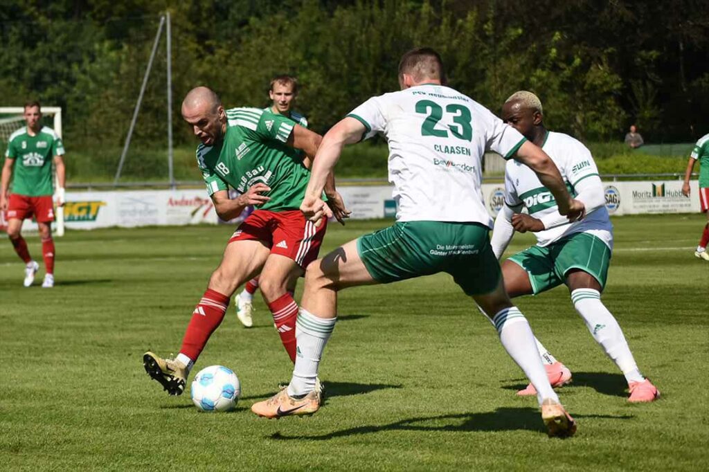 Torben Hendrischke (li., MTSV) gegen Fyn Claasen und Grady Zinkondo (PSV). © Olaf Wegerich Torben Hendrischke (li., MTSV) gegen Fyn Claasen und Grady Zinkondo (PSV). © Olaf Wegerich