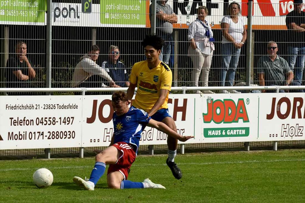 Louis Podolski (li., Emden) gegen Falk Schmidt (SV Todesfelde) © 2024 Olaf Wegerich Louis Podolski (li., Emden) gegen Falk Schmidt (SV Todesfelde) © 2024 Olaf Wegerich