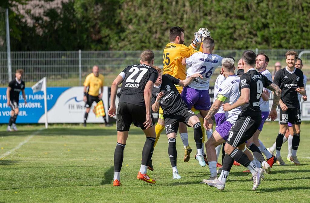 Keeper Christoph Newe (VfR Neumünster) ist ein starker Rückhalt und in Heide fast unbezwingbar. © 2025 Volker Schlichting