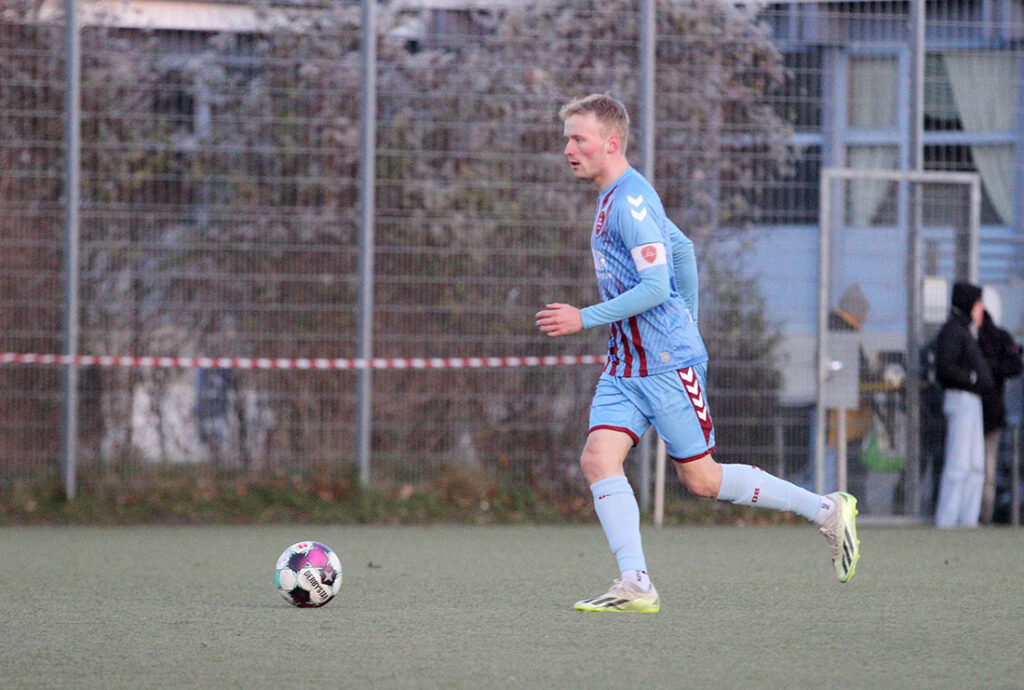 Jonas Kabus (SC Weiche Flensburg 08 II). @ Ismail Yesilyurt Nach dem 2:3 von Jonas Kabus schnuppert der SC Weiche Flensburg 08 II an einem Punkt. @ 2024 Ismail Yesilyurt