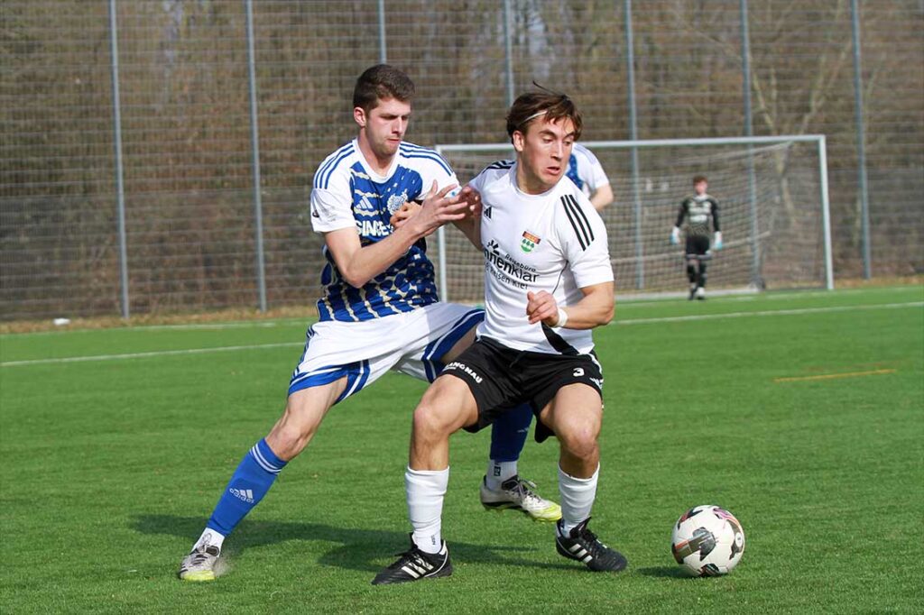 Brian Kliese (TSV Rantrum) erledigt seine Arbeit als Sechser gegen Kronshagens Linksverteidiger Till Wallenstein sehr gut. © 2026 Ismail Yesilyurt