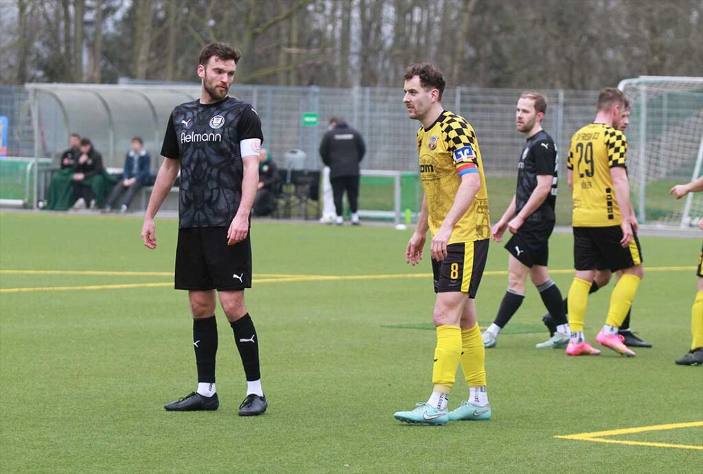 Marvin Bruhn (re., Frisia Risum-Lindholm) bleibt mit starken 19 Toren als Mittelfeldspieler weiterhin  knapp vor Stürmer Jannik Drews (18) nach je 3 Toren in Heide. © 2026 Ismail Yesilyurt.jpg