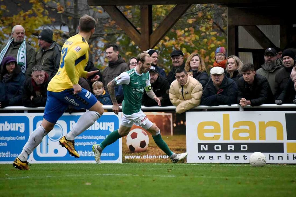 Marvin Thiel (VfB Lübeck) setzt im Spiel beim SV Todesfelde zu einer Flanke an © 2024 Olaf Wegerich Marvin Thiel (VfB Lübeck) setzt im Spiel beim SV Todesfelde zu einer Flanke an © 2024 Olaf Wegerich