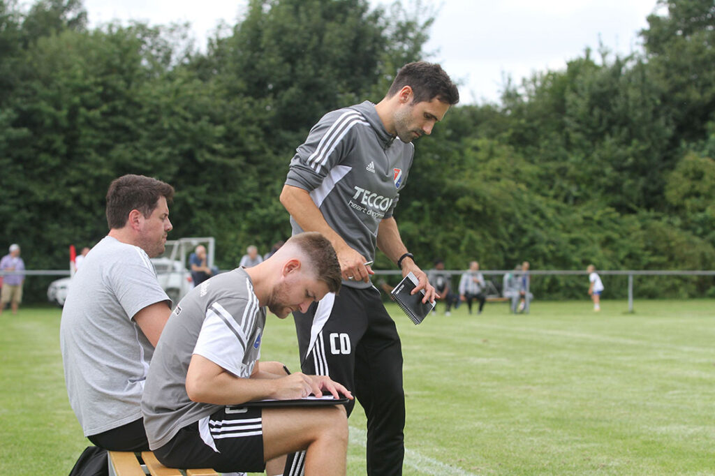 Trainer Nedim Hasanbegovic (Eidertal Molfsee) und Co Leon Trentepohl (sitzend) dürften genug Notizenfür die Trainingswoche gesammelt haben. © 2025 Ismail Yesilyurt