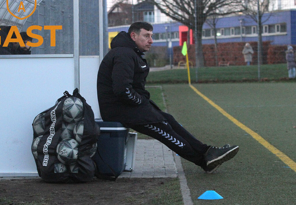Chefcoach Dimtry Kehl (Weiche Flensburg 08 II) muss mit ansehen, wie seine Spieler leichtfertig zwei Punkte verschenken. @ 2024 Ismail Yesilyurt
