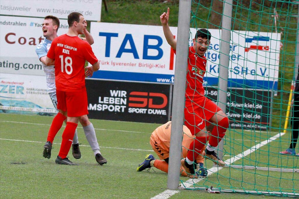Badreddin Hamze (Inter Türkspor Kiel) feiert sein 7:2 im Tor der Flensburger. © 2023 Ismail Yesilyurt Badreddin Hamze (Inter Türkspor Kiel) feiert sein 7:2 im Tor der Flensburger. © 2023 Ismail Yesilyurt