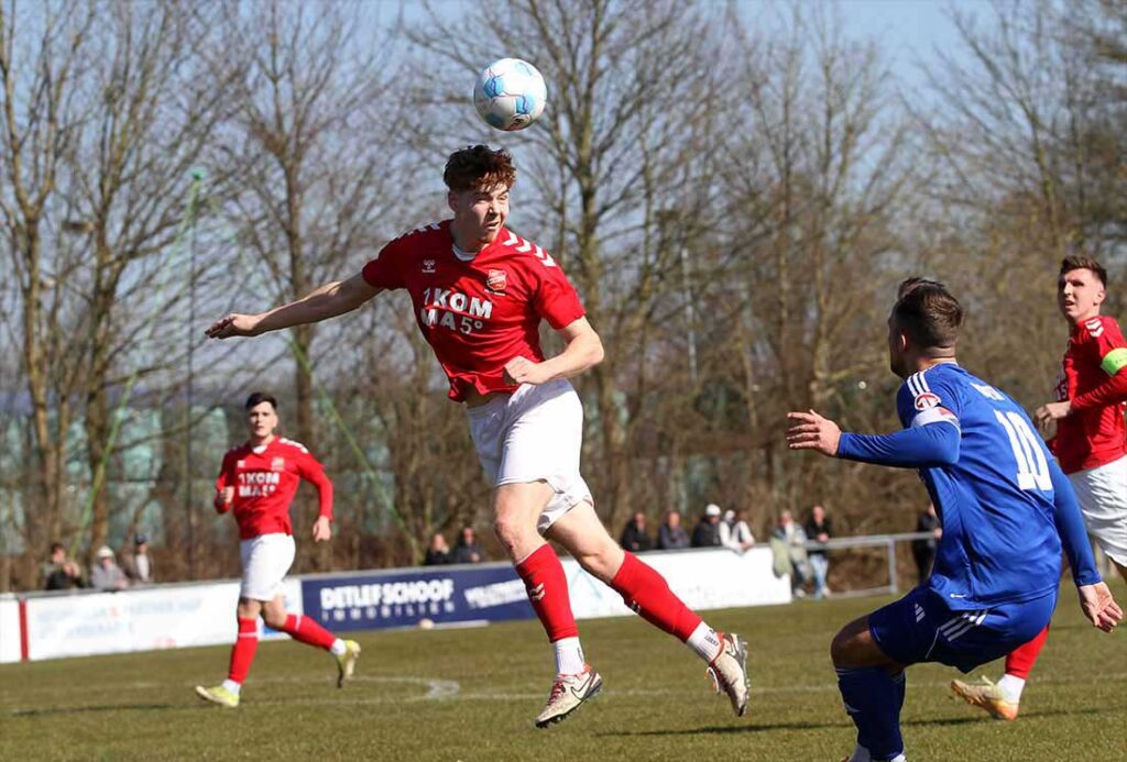Schwierge Aufgabe für Tom Wüllner (re., Eidertal Molfsee) und Co gegen die mit Abstand beste Defensive. Hier köpft Justin Cloppat (SV Eichede) den Ball weg