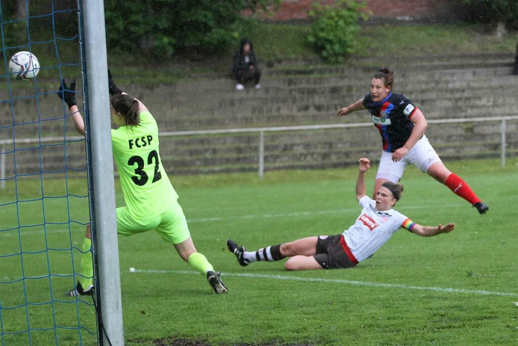 Jasmine Grapengeter hat aus der Drehung abgezogen, der Ball knallt gegen das Quergebälk und ins Feld zurück. Foto Ismail YesilyurtJasmine Grapengeter hat aus der Drehung abgezogen, der Ball knallt gegen das Quergebälk und ins Feld zurück. Foto Ismail Yesilyurt