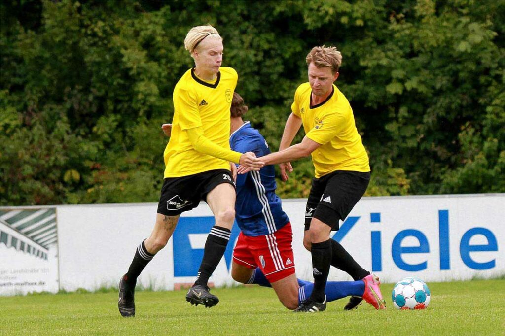 Lönne Christiansen (li., TSV Altenholz) brachte die Asmussen-Elf mit 1:0 in Front (Archivfoto). © 2022 Ismail Yesilyurt