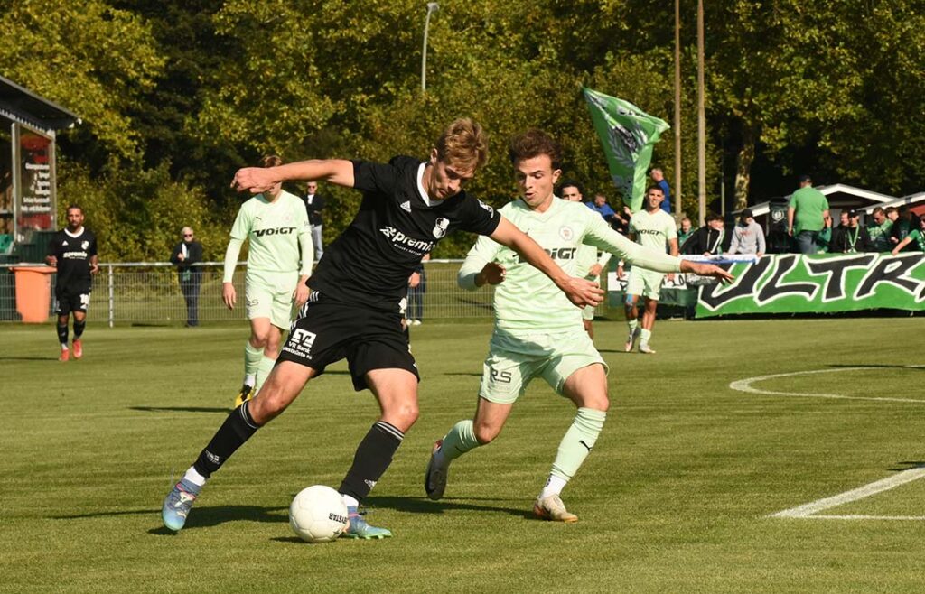Tarek von Böhlen (Heider SV) gegen Tom Zarpe (re., PSV). © 2025 Olaf Wegerich Tarek von Böhlen (Heider SV) gegen Tom Zarpe (PSV). © 2025 Olaf Wegerich