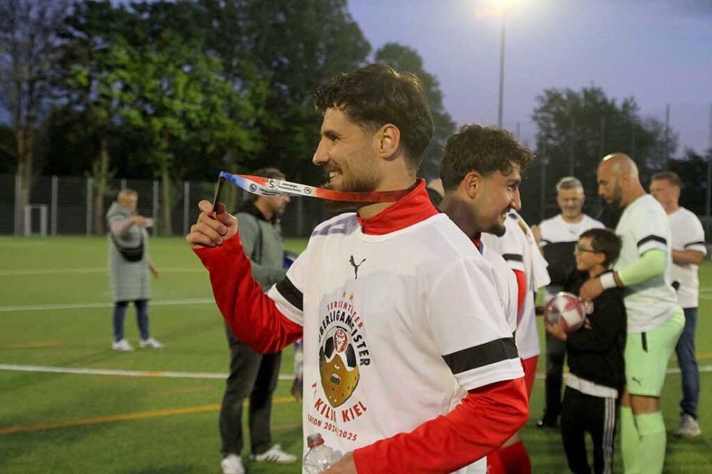 Salih Ramo (FC Kilia Kiel) handelt sich in Eichede eine Rote Karte ein. © 2025 Ismail Yesilyurt Salih Ramo (FC Kilia Kiel) handelt sich in Eichede eine Rote Karte ein. © 2025 Ismail Yesilyurt