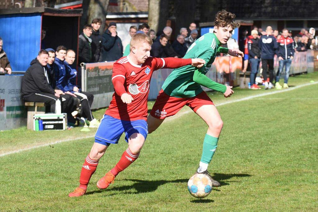 Torge Kunter (li., TSV Lägerdorf) gegen Maximilian Lüdtke (MTSV Hohenwestedt). © 2023 Olaf Wegerich Torge Kunter (li., TSV Lägerdorf) gegen Maximilian Lüdtke (MTSV Hohenwestedt). © 2023 Olaf Wegerich