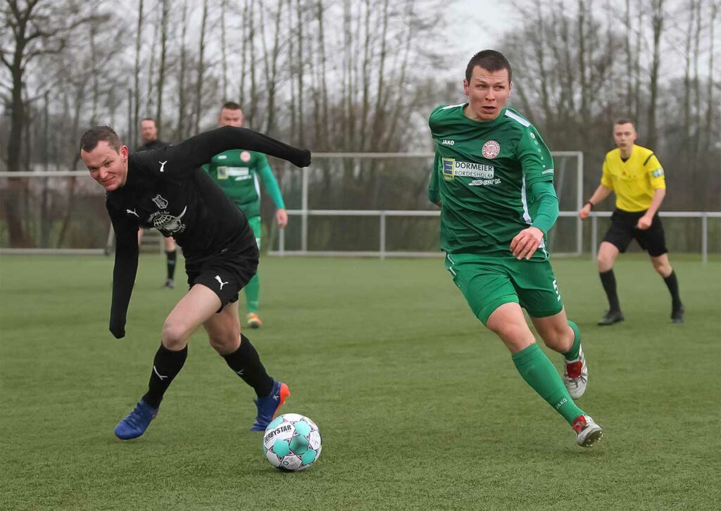 Florian Härter (Bordesholm), der diesen Zweikampf gegen Malte Eggers gewinnt, erzielte den ersten BoHo-Treffer. Florian Härter (Bordesholm, der diesen Zweikampf gegen Malte Eggers gewinnt, erzielte den ersten BoHo-Treffer. © Ismail Yesilyurt