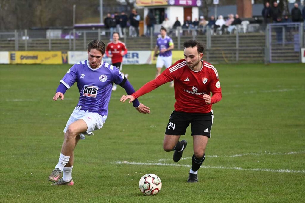 Ex-VfR-Kicker Jordan Marquardt (li.) sorgte für den Umschwung it seinem 1-1. © 2026 Olaf Wegerich Jordan Marquardt (VfR) gegen Görkem Güvenir (re., KTS). © 2026 Olaf Wegerich