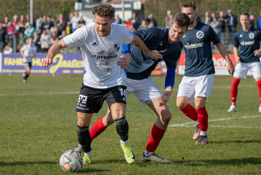 Noel Kurzbach (vorne), Neuzugang vom Heider SV, beteiligt sich am halben Dutzend für den TSB Flensburg. © 2025 Volker Schlichting Noel Kurzbach (li., Heider SV) gegen Sebastian Waterhues (TSV Nordmark Satrup). © 2025 Volker Schlichting