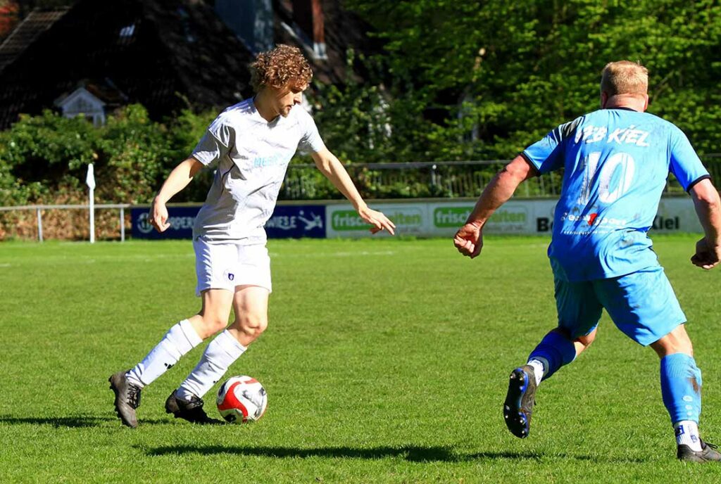 Leistungsträger und Verteidiger Torben Köpke (li.) und der TSV Selent können dem Heikendorfer Sturm nicht standhalten. © 2024 Ismail Yesilyurt