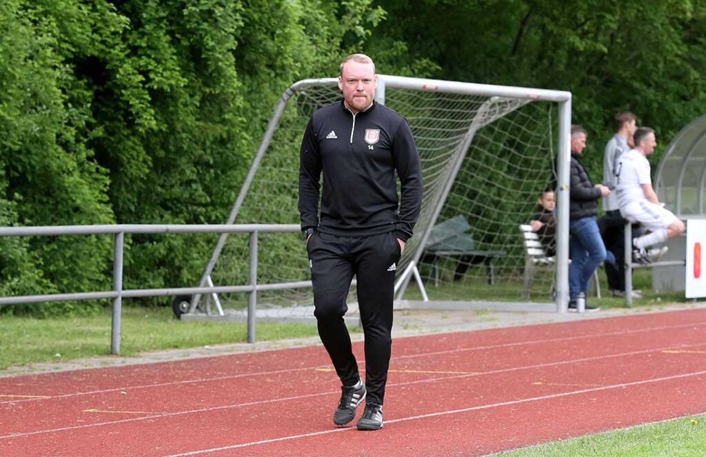 Ägerlich aus Sicht von Henning Bolz (Co-Trainer MTV Dänischenhagen), dass die Führung gegen die Probsteier SG nicht mit in die Pause mitgenommen wurde. © IY 