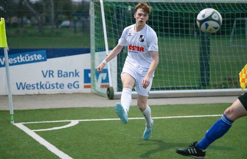 Ligaleihgabe Mathis Harms (Heider SV U23) ist zum 3:0 erfolgreich. © 2025 Volker Schlichting Ligaleihgabe Mathis Harms (Heider SV U23) ist zum 3:0 erfolgreich. © 2025 Volker Schlichting