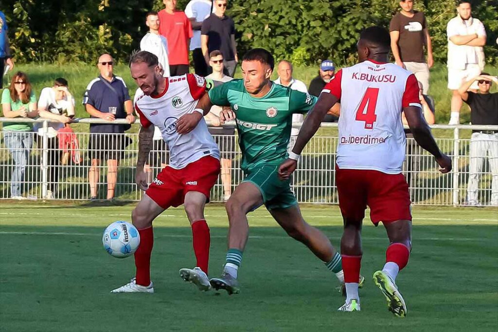 Es geht aufwärts für Kapitän Marvin Thiel (li.) und den VfB Lübeck in der Regionalliga Nord. © 2024 Ismail Yesilyurt