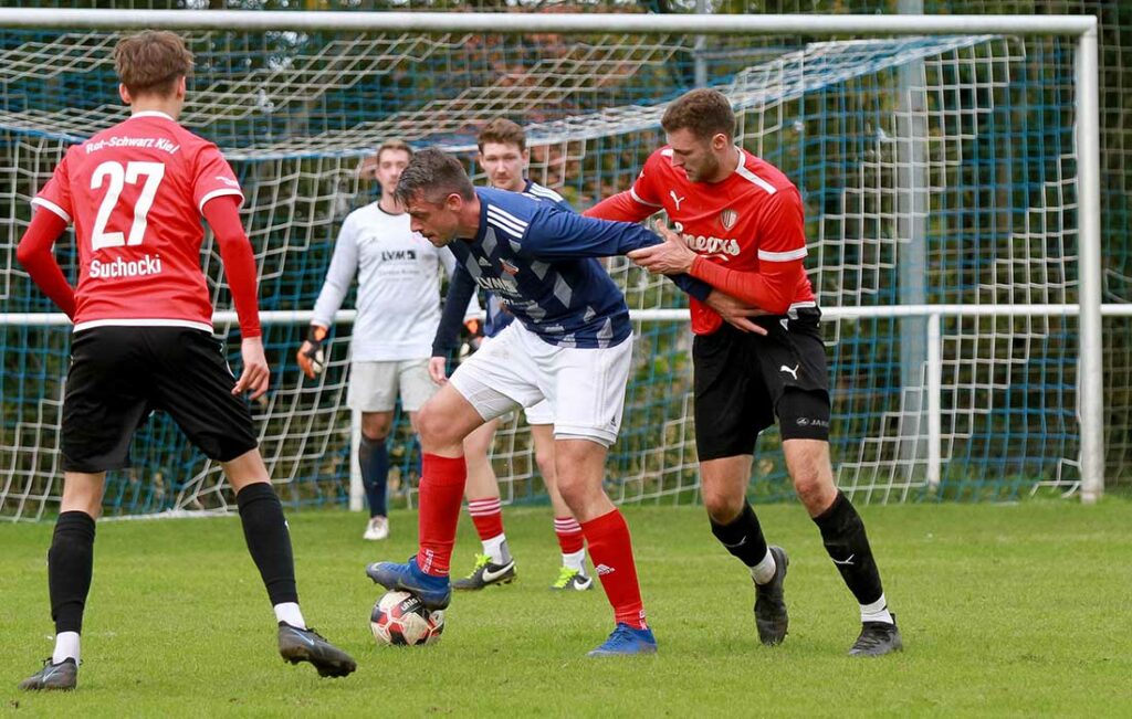 Dennis Lühr (TSV Stein), der hier Maximilian von Randow (RS Kiel) fernhält, leitet mit seinem 1:0 die Überraschung ein. © 2022 Ismail Yesilyurt