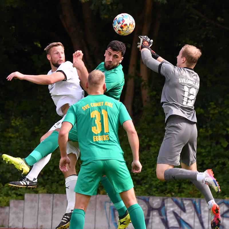 SVE-Keeper Lukas Losch ist unterstützt durch Kosovo Morina zur Stelle gegen Florian Stahl (li., PSG). © 2023 Jörg Moritz