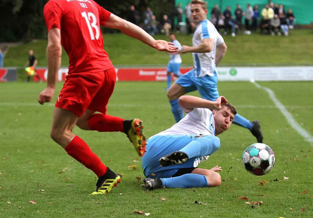 Dustin Markwardt (am Boden, VfB Kiel) räumte mit seinem Partner in der Innenverteidigung gut auf. Dustin Markwardt (am Boden, VfB Kiel) räumte mit seinem Partner in der Innenverteidigung gut auf. Ismail Yesilyurt