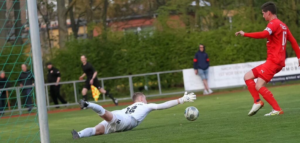 Keeper Lukas Losch hat einen Schuss entschärfen können, im Nachsetzen kommt FC-Kapitän Florian Foit zu Fall. Kein Elfmeter, korrekte Entscheidung. © Ismail Yesilyurt