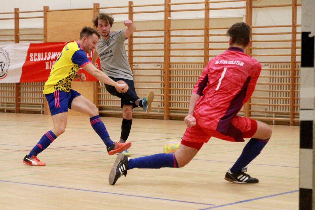 Paul Battermann (United Seaside) erzielt das 2:0 gegen Torwart John Reimers und Sven Beth (SG PTSK-Holstein). 2022 Ismail Yesilyurt