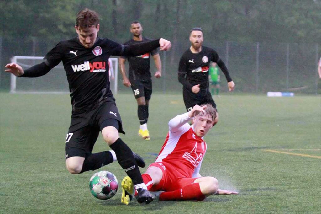 Yannik Jakubowski (li., Kilia Kiel) wird am eigenen 16er von Joris Scherbath (TSV Bordesholm) zu Fall gebracht. © 2023 Ismail Yesilyurt