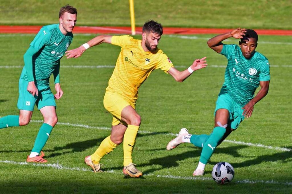 Alban Jashari (SVE Comet Kiel) gegen Mohammed Mahmud (TSV Klausdorf). Links Tim Hartlep. © 2025 Jörg Moritz Alban Jashari (SVE Comet Kiel) gegen Mohammed Mahmud (TSV Klausdorf). Links Tim Hartlep. © 2025 Jörg Moritz