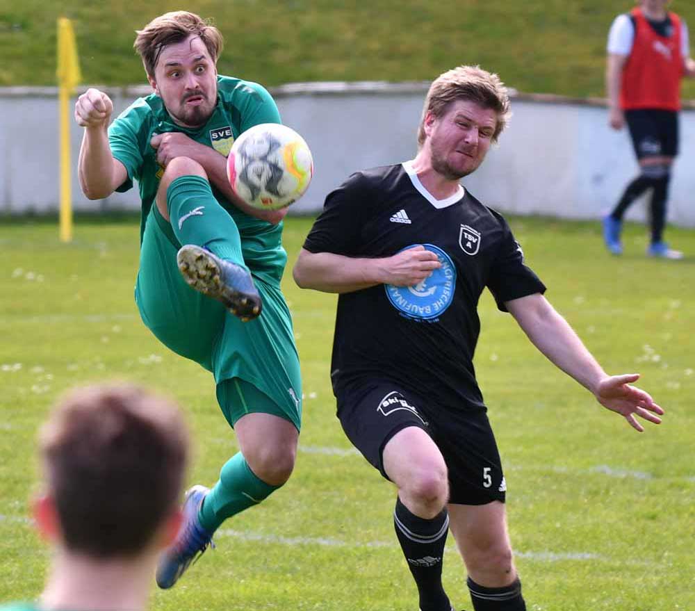 Björn Schmidt (SVE Comet Kiel) leitet den Ball artistisch an Thore Ceynowa (TSV Altenholz vorbei weiter. © 2023 Jörg Moritz