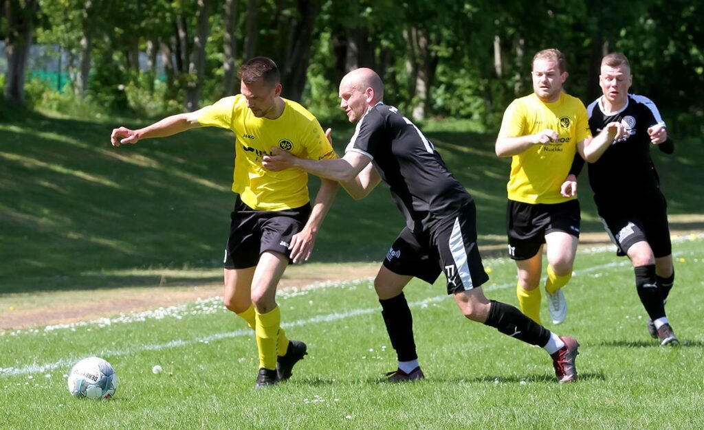 Nicht lange im Spiel machte Jonas Kessler (li., Wiker SV) das 4:4 und traf später noch einmal. © Ismail Yesilyurt
