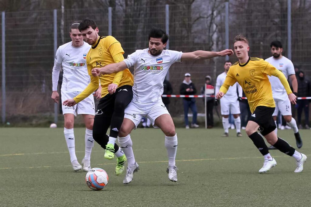 Paul Fröhlich (li., TSV Altenholz) gegen Rezan Acer (Inter Türkspor Kiel). Paul Fröhlich (li., TSV Altenholz) gegen Rezan Acer (Inter Türkspor Kiel)