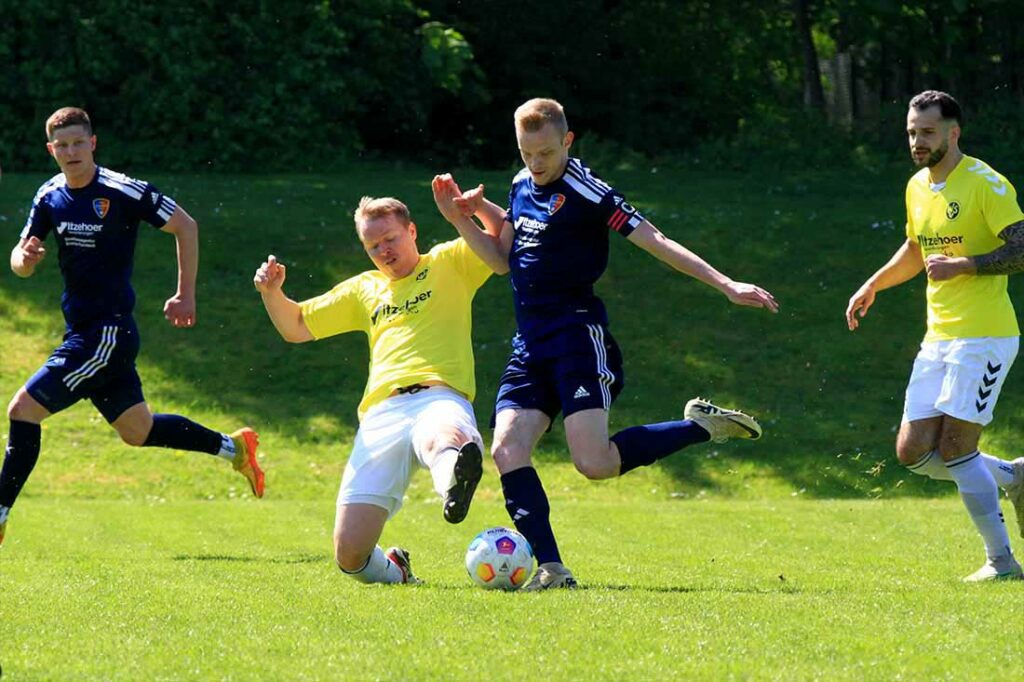 Jonas Beese (Wiker SV) kann den sehr aktiven Nicolai Steffen (FSG Saxonia) mit einer gleich erfolgreichen Grätsche stoppen. © 2024 Ismail Yesilyurt