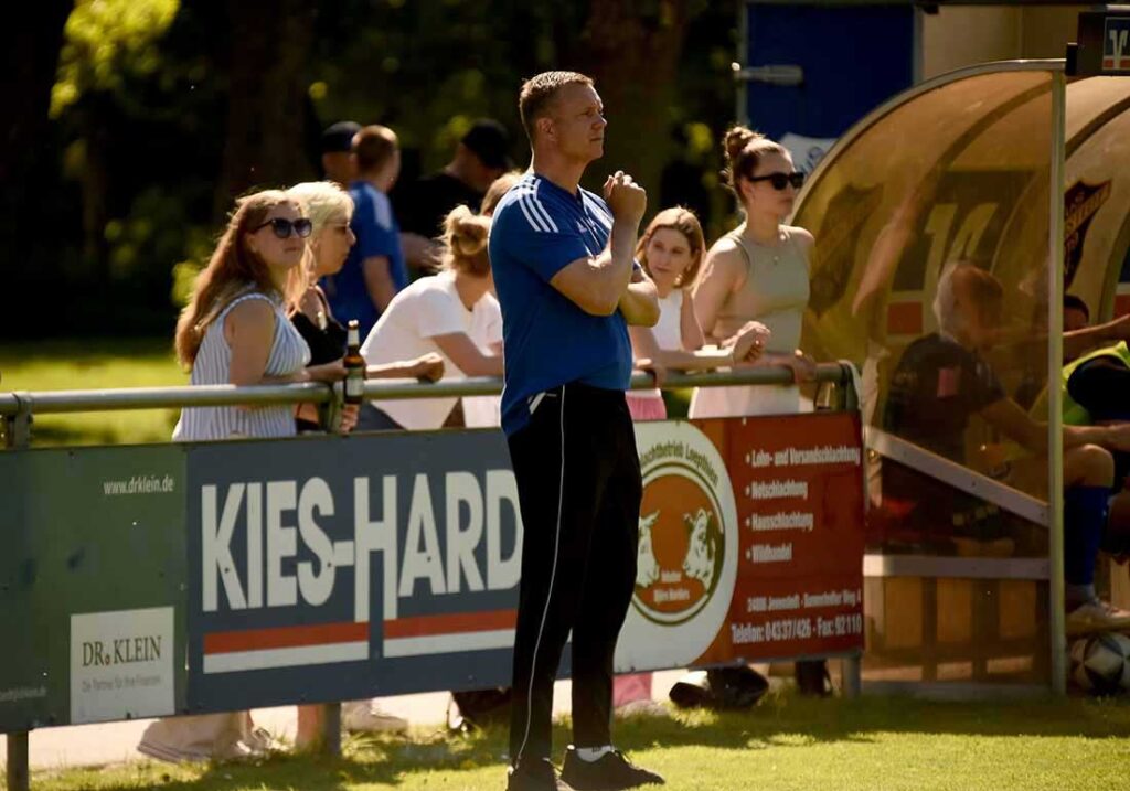 Trainer Guido Wieck und der TUS schöpfen neue Hoffnung im Abstiegskampf. © 2025 Olaf Wegerich Trainer Guido Wieck und der TUS schöpfen neue Hoffnung im Abstiegskampf. © 2025 Olaf Wegerich