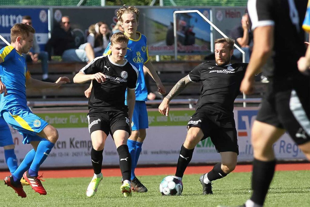 Jano Göllner (li., in schwarz) beförderte das Leder gleich vier Mal in die gegnerischen Maschen, rechts Spieler-Co-Trainer Florian Stahl. Jano Göllner (li., in schwarz) und Florian Stahl bereiteten Inter viele Probleme. © Ismail Yesilyurt