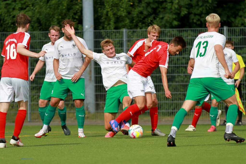 Im Mittelfeld präsentierten beide Seiten, hier durch Marc Schwabe (li., Klausdorf) und Justus Kiewald (am Ball, Kronshagen) gut geführte und harte Zweikämpfe. © Ismail Yesilyurt