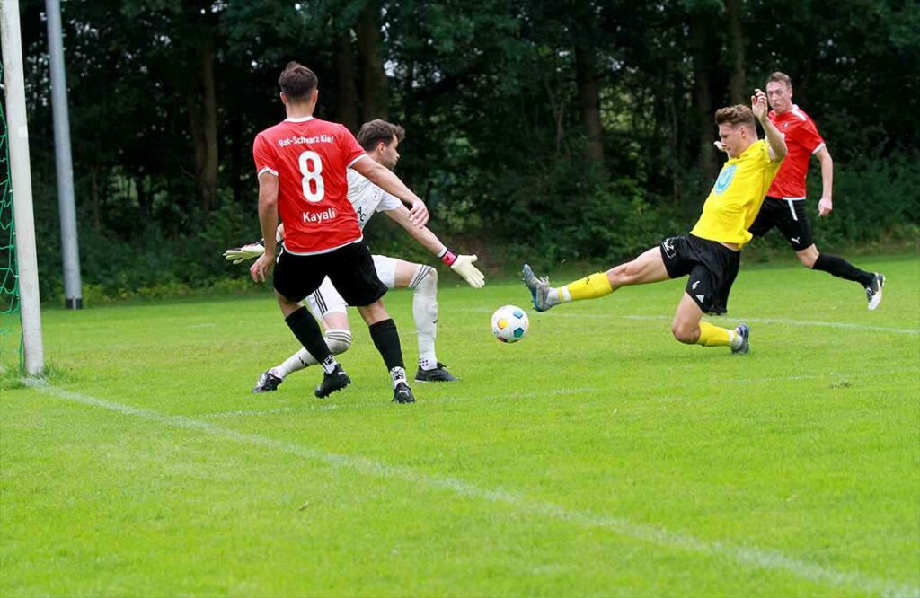 Starke Vorarbeit von Emre Kayali (8., RS Kiel) per Paß zwischen Keeper Jan Dethlefsen und Michel Eckey zum 4:0 durch Marc Zeller. © 2023 Ismail Yesilyurt