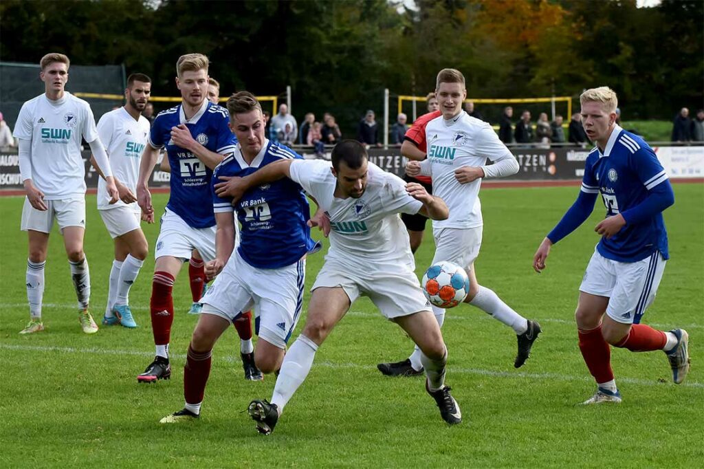 Vuk Vukelic versucht sich gegen die Nortorfer Defensive durchzutanken. © 2022 Olaf Wegerich Vuk Vukelic versucht sich gegen die Nortorfer Defensive durchzutanken. © 2022 Olaf Wegerich