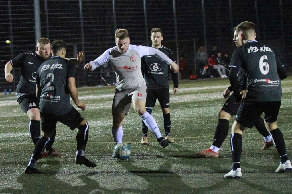 Lennard Reinke, eingekreist von 5 Gegenspielern, sorgte mit dem 1-0 für viel Aufwind, der lange vorherrschte. © 2022 Ismail Yesilyurt