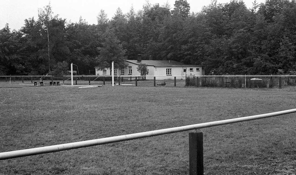 Aus besseren Zeiten: Das bewohnte Minerva-Sportheim an der Hamburger Chaussee 344 im Jahre 1971. Der Platz bekommt neue Tore.. © Magnusson (Stadtarchiv) Aus besseren Zeiten: Das bewohnte Minerva-Sportheim an der Hamburger Chaussee 344 im Jahre 1971. Der Platz bekommt neue Tore.. © Magnusson (Stadtarchiv).jpg