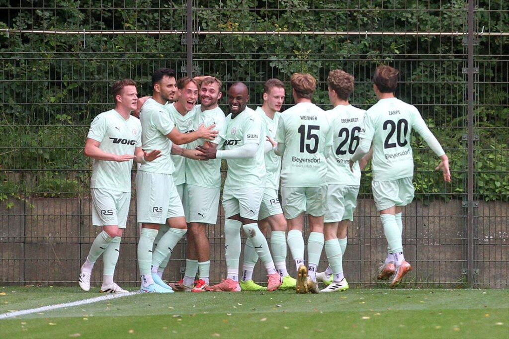 Der PSV Neumünster möchte wieder in die Beletage der Oberliga. © 2025 Ismail Yesilyurt Jubel an der Eckfahne beim PSV Neumünster nach dem 1:1. © 2025 Ismail Yesilyurt