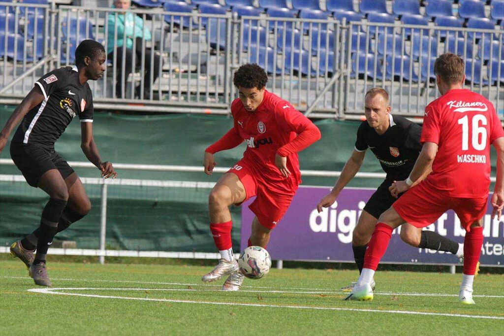 Zwei Mal Pech für Ben Opuko Labes (am Ball, Kilia Kiel). © 2023 Ismail Yesilyurt Zwei Mal Pech für Ben Opuko Labes (am Ball, Kilia Kiel). © 2023 Ismail Yesilyurt