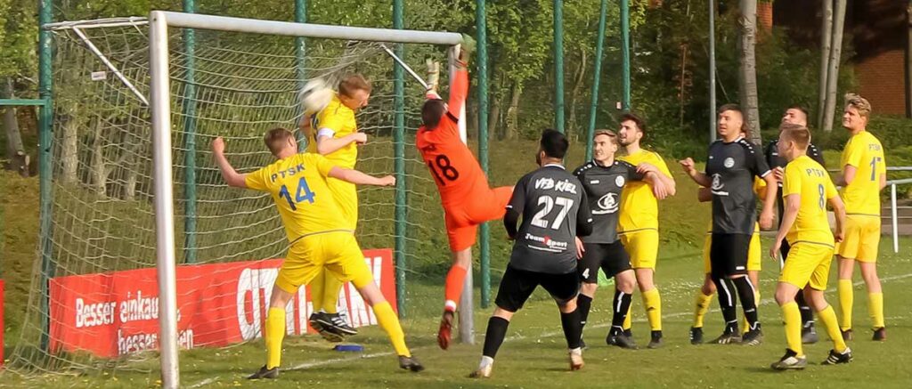 Niklas Weber (14, PTS,) und Claus Schulzke klären einen Eckball von Christian Wittstock (nicht im Bild) auf der Linie. © hfr VfB Kiel